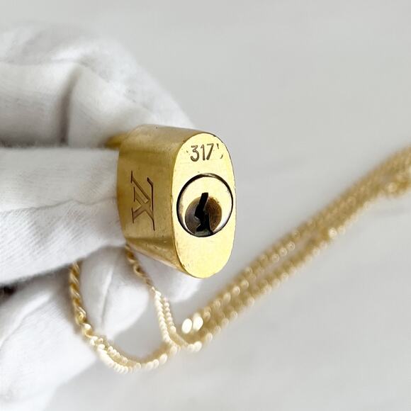 LOUIS VUITTON #317 Lock Only on Cuban Link 21" Chain Necklace 18k Gold Plated - Picture 6 of 8
